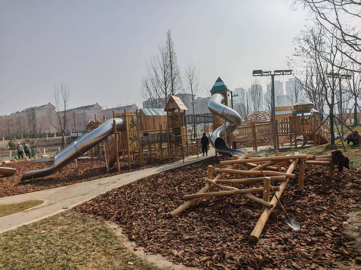 timber post and stainless steel spiral slide set combined with low climbing logs for young children набор деревянных стоек и спиральных направляющих из нержавеющей стали в сочетании с невысокими бревнами для лазания для маленьких детей