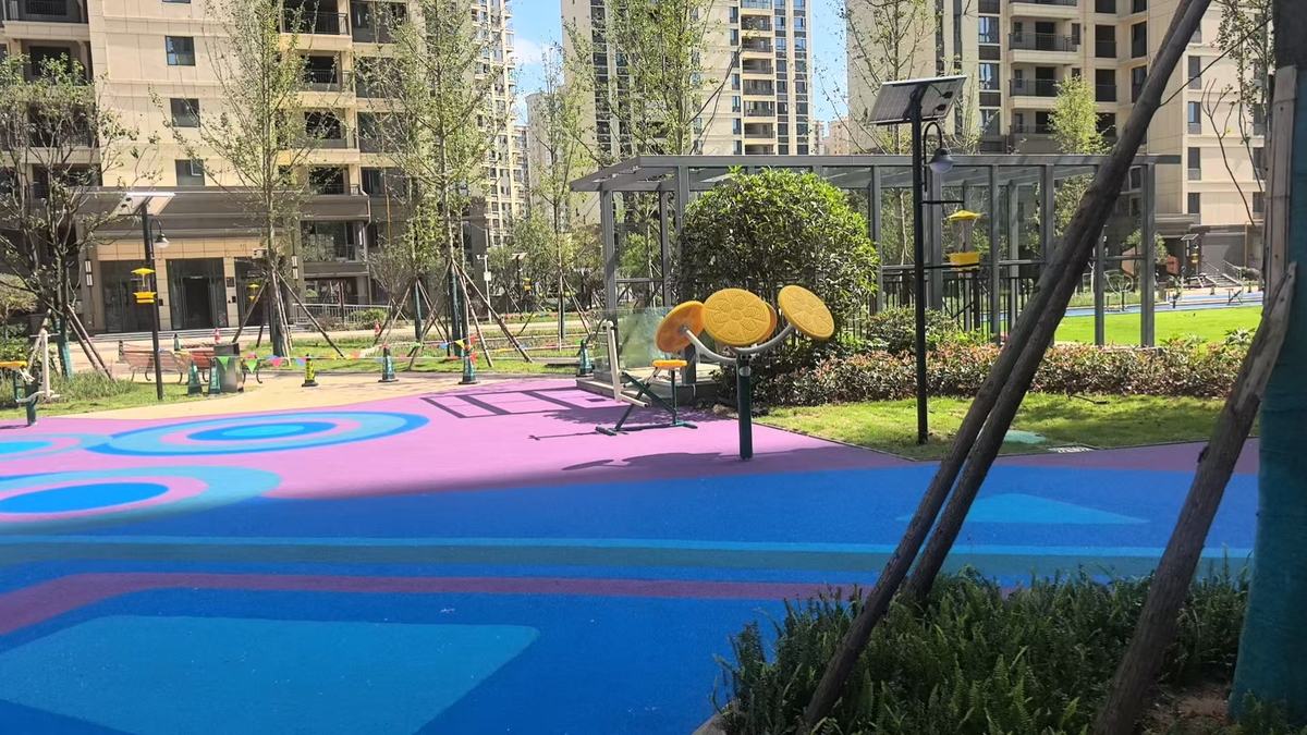 community playground fitness equipment standing on a blue rubber floor surface Общественная игровая площадка, фитнес-оборудование, стоящее на синей резиновой поверхности пола
