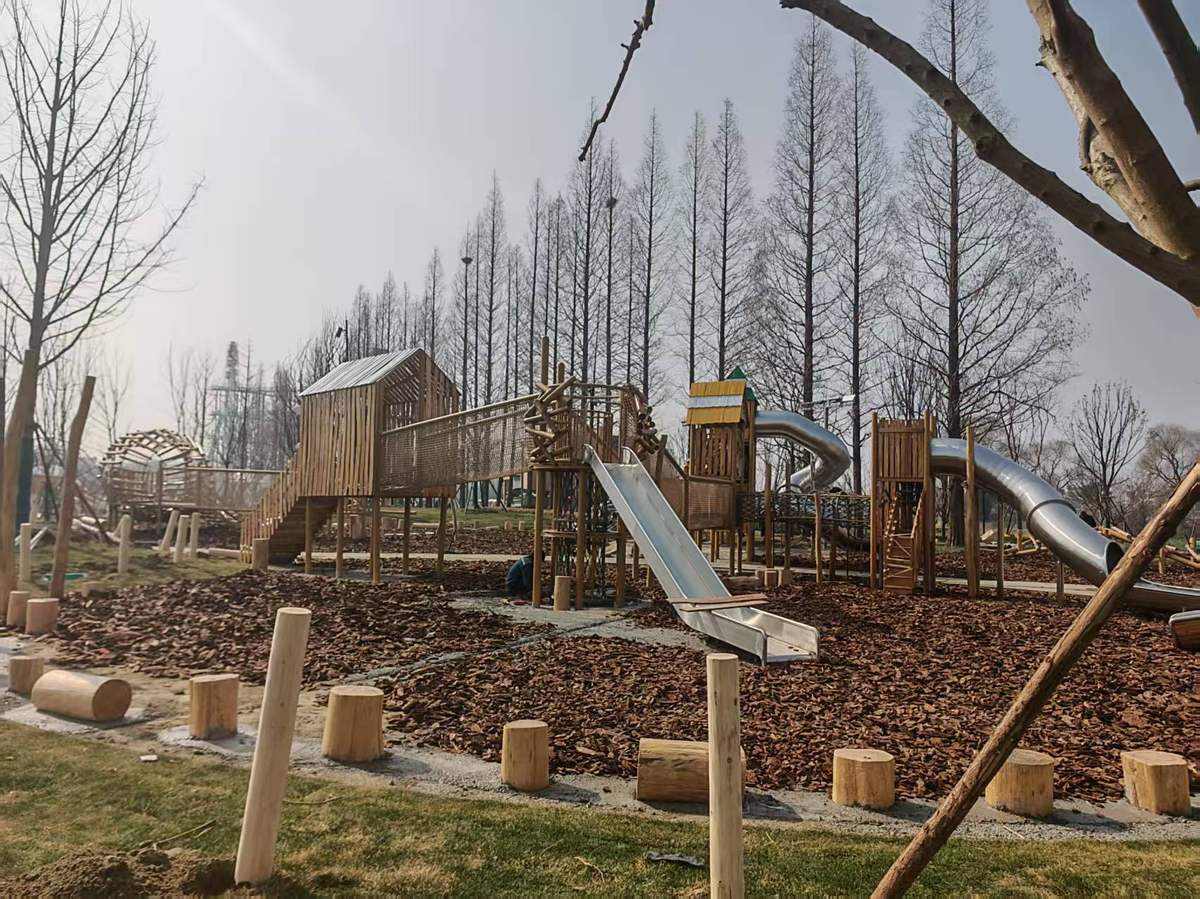 荆州森林公园-木质塔架组合滑梯与树皮缓冲地面-项目实拍 荆州森林公园-木质塔架组合滑梯与树皮缓冲地面-项目实拍