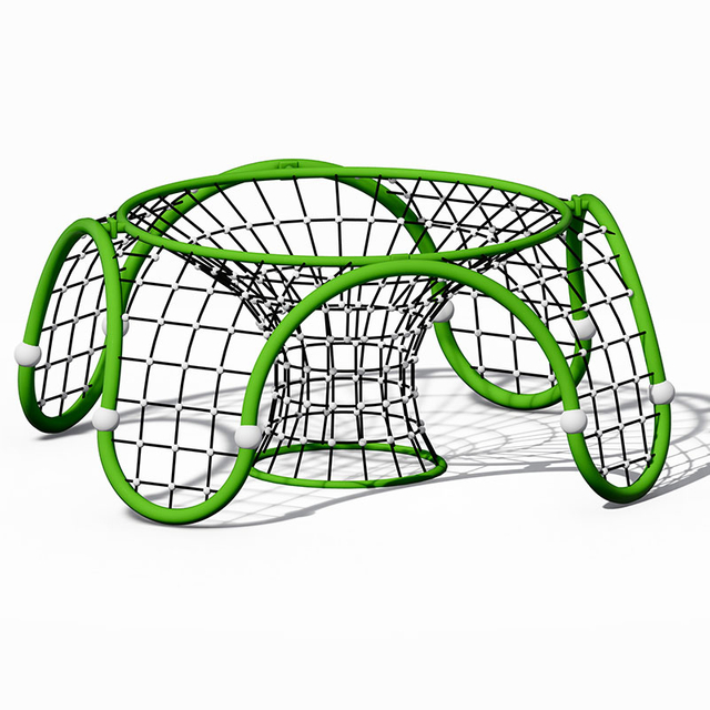 Дети играют в альпинистском куполе в открытом тренажерном зале