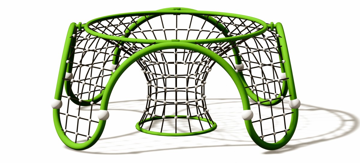 Дети играют в альпинистском куполе в открытом тренажерном зале