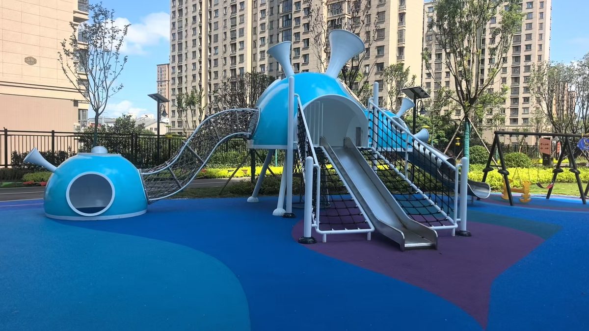 snail shaped composite play unit with crawl tunnel and double slide for a low age zone Композитный игровой блок в форме улитки с туннелем для ползания и двойной горкой для зоны младшего возраста