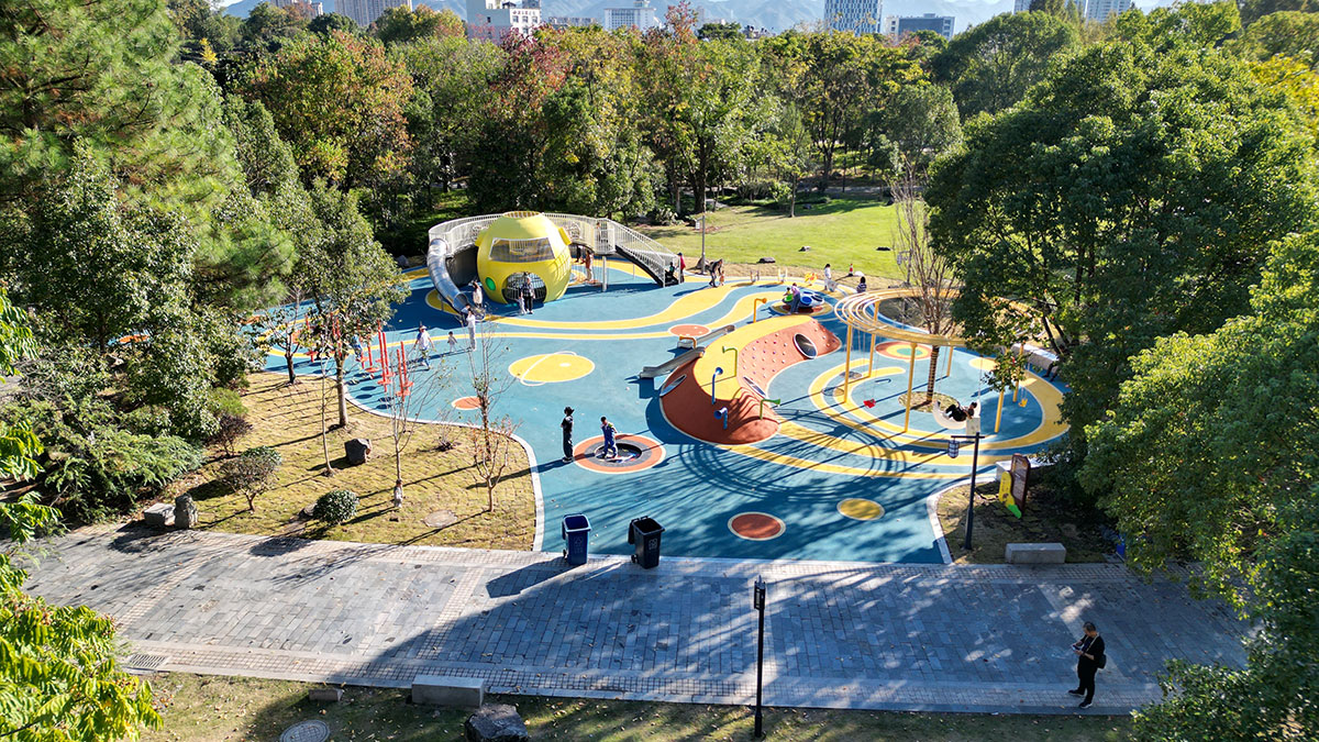 Outdoor playground equipment (3)