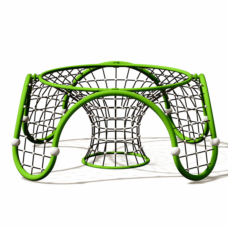 Дети играют в альпинистском куполе в открытом тренажерном зале