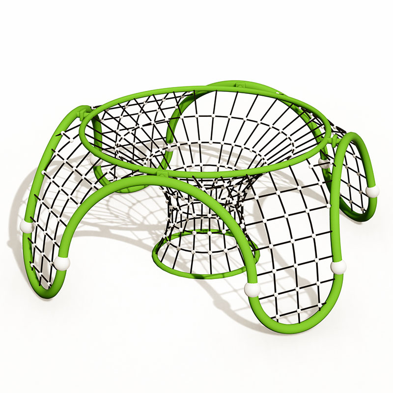 Дети играют в альпинистском куполе в открытом тренажерном зале