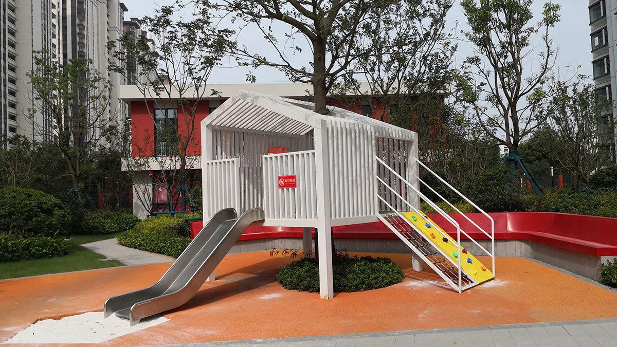 Outdoor playground equipment (4)